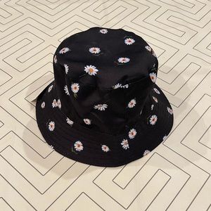 NWT Alice + Olivia Reversible Bucket Hat